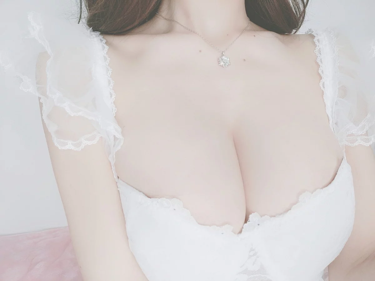 性感尤物清水由乃花嫁自拍主题性感白色低胸婚纱秀完美身材露豪乳诱惑写真44P