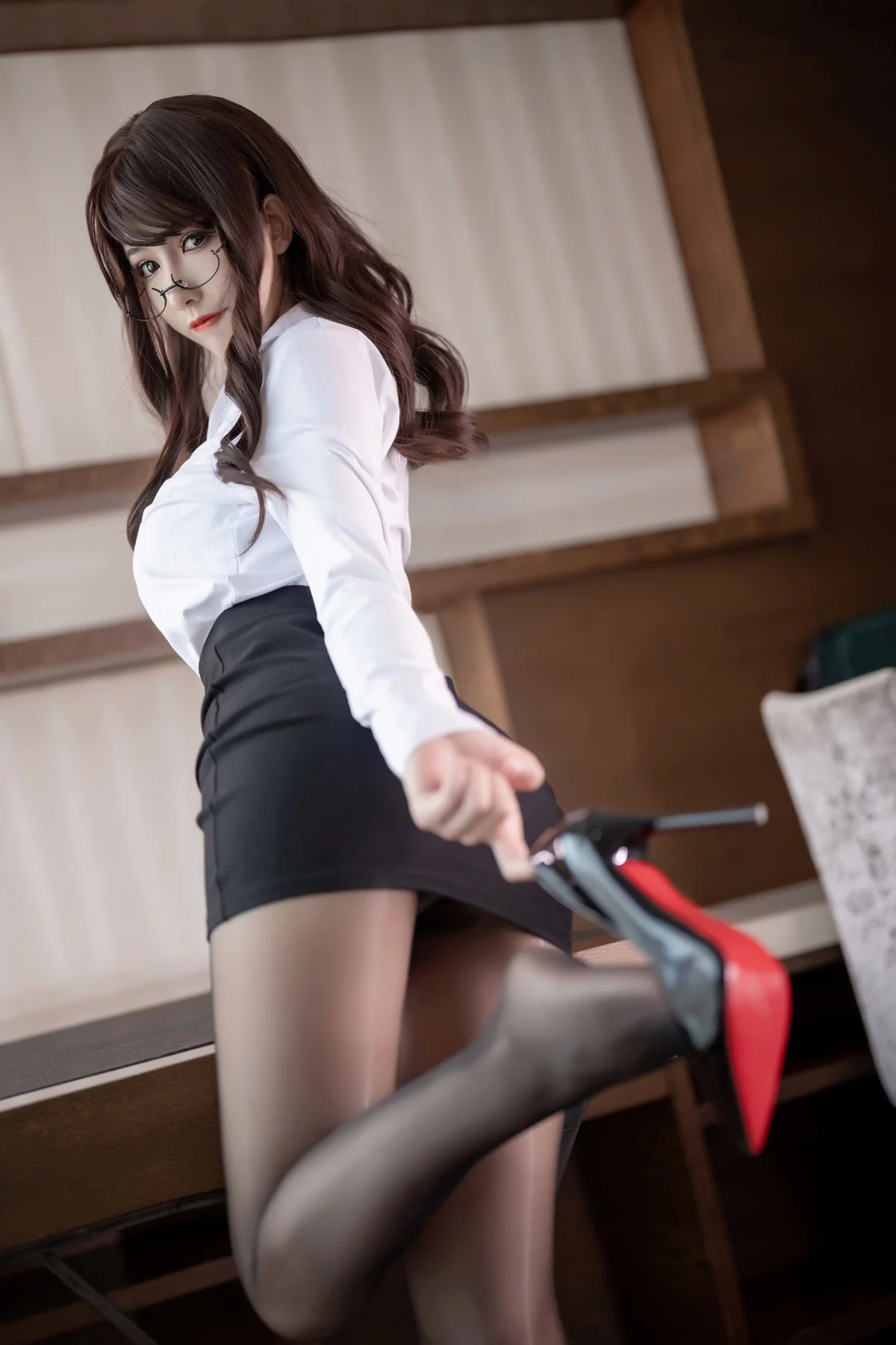 网络美女Coser衣衣OL制服主题性感白衬衫配黑色短裙露超薄黑丝迷人诱惑写真26P