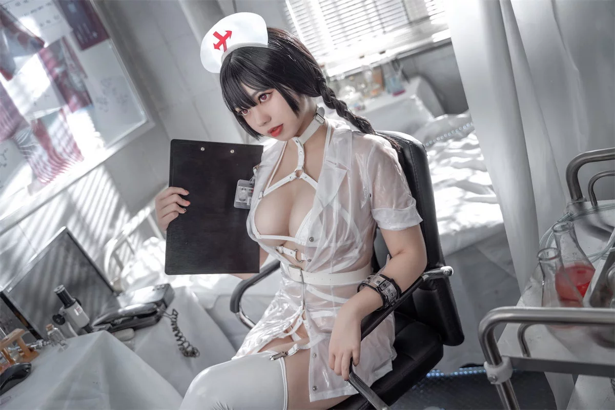 网络美女啊日日_Ganlory未来白色护士主题性感透明胶衣装秀丰满身材诱惑写真52P