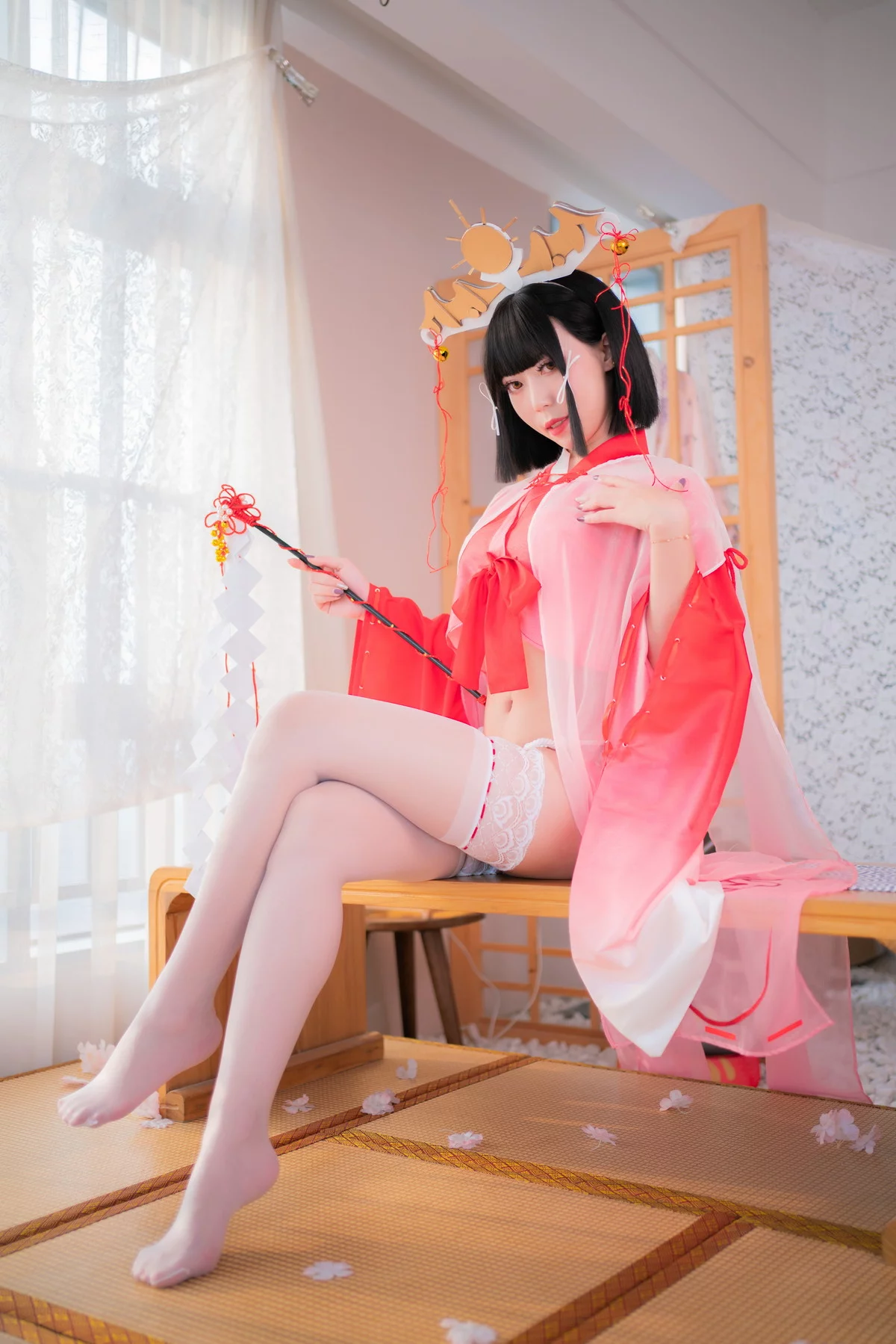 动漫博主Money冷冷辉夜巫女主题性感红色薄纱服饰配白色蕾丝袜秀美腿诱惑写真127P