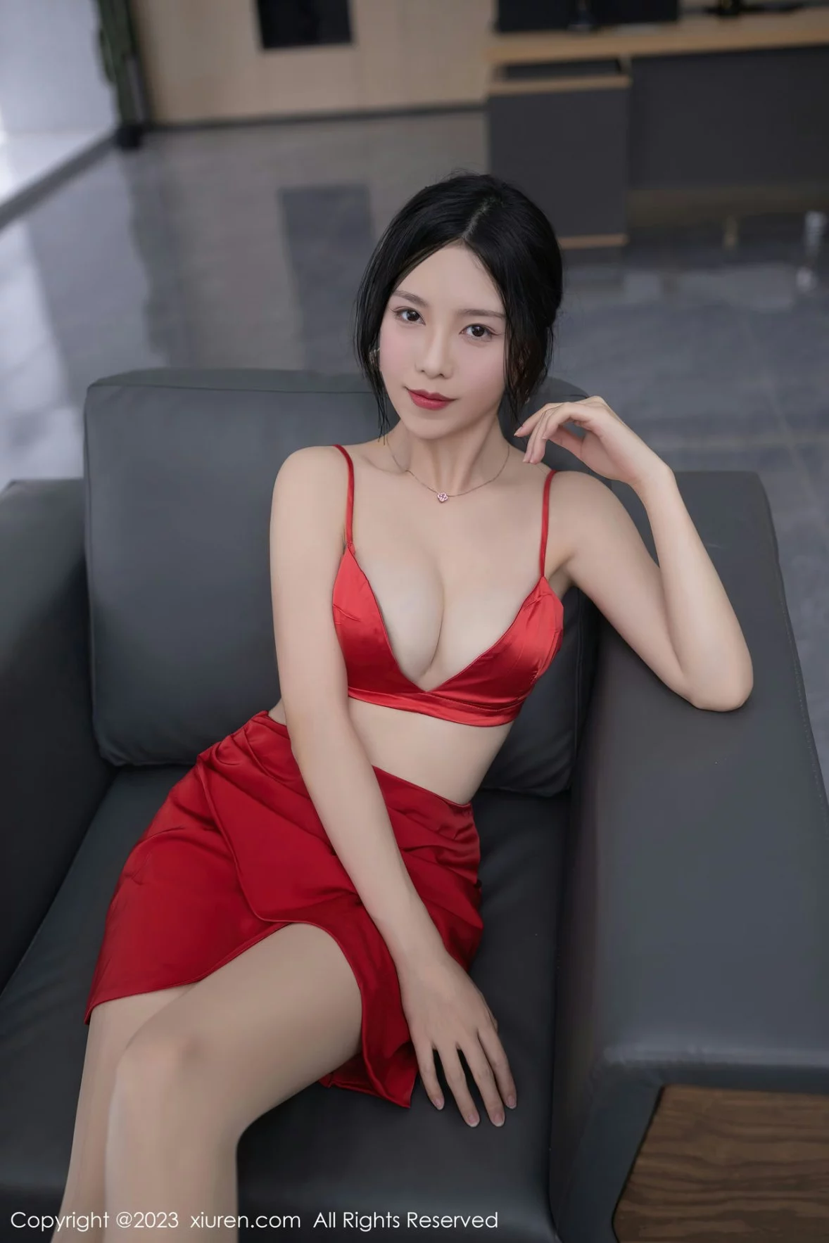 XiuRen第6189期_模特利世女老板角色红色薄透上衣配红短裙露红色内衣诱惑写真73P
