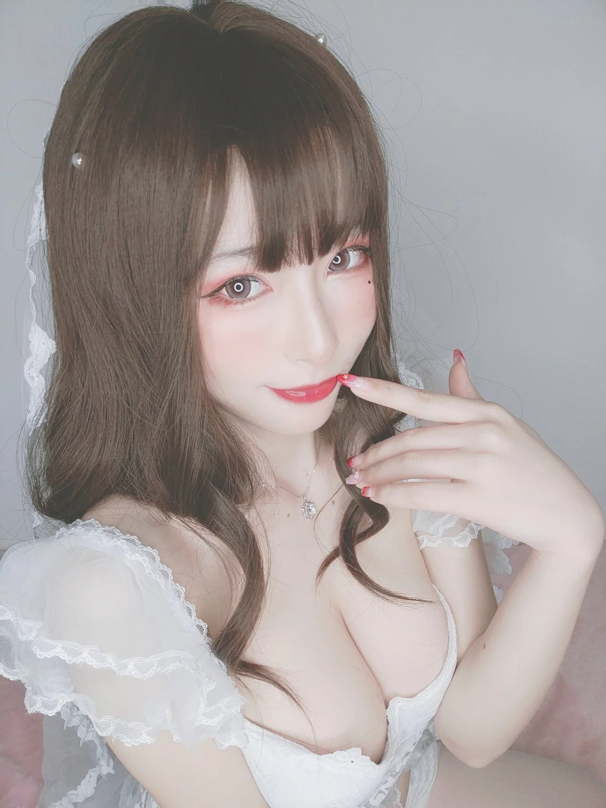 性感尤物清水由乃花嫁自拍主题性感白色低胸婚纱秀完美身材露豪乳诱惑写真44P