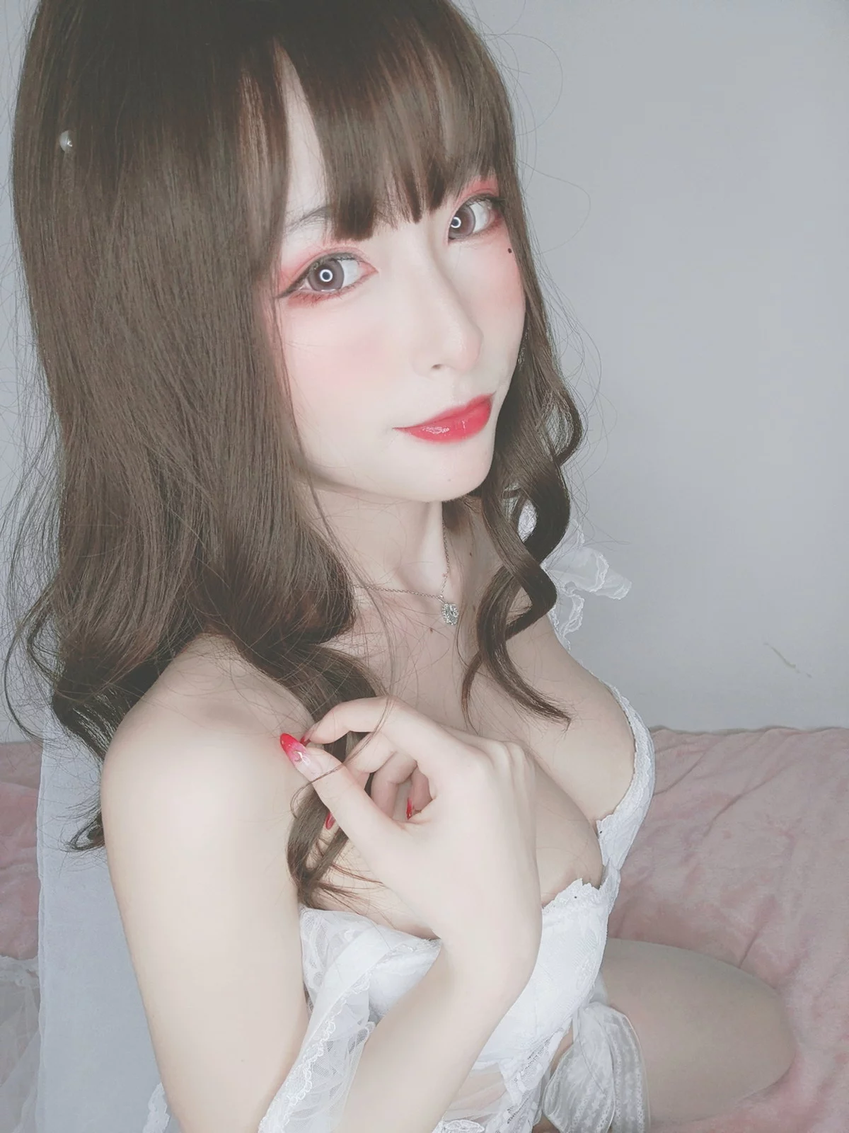性感尤物清水由乃花嫁自拍主题性感白色低胸婚纱秀完美身材露豪乳诱惑写真44P