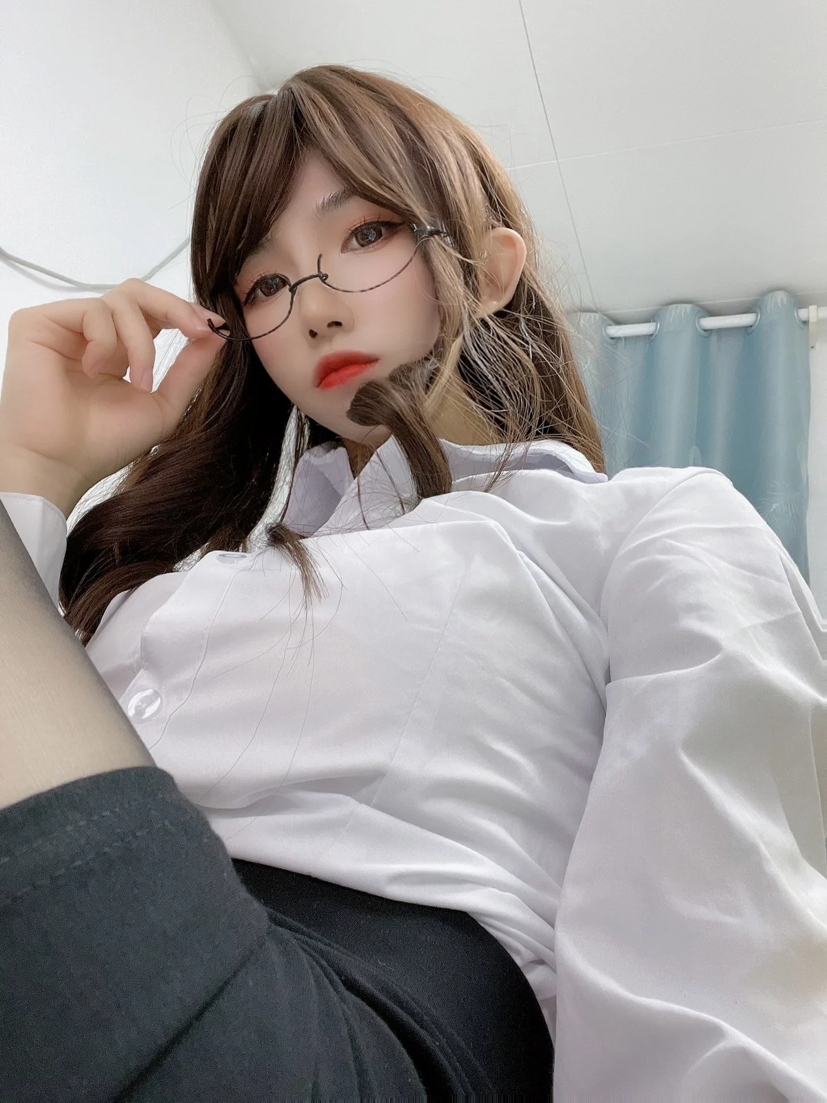 网络美女Coser衣衣OL制服主题性感白衬衫配黑色短裙露超薄黑丝迷人诱惑写真26P