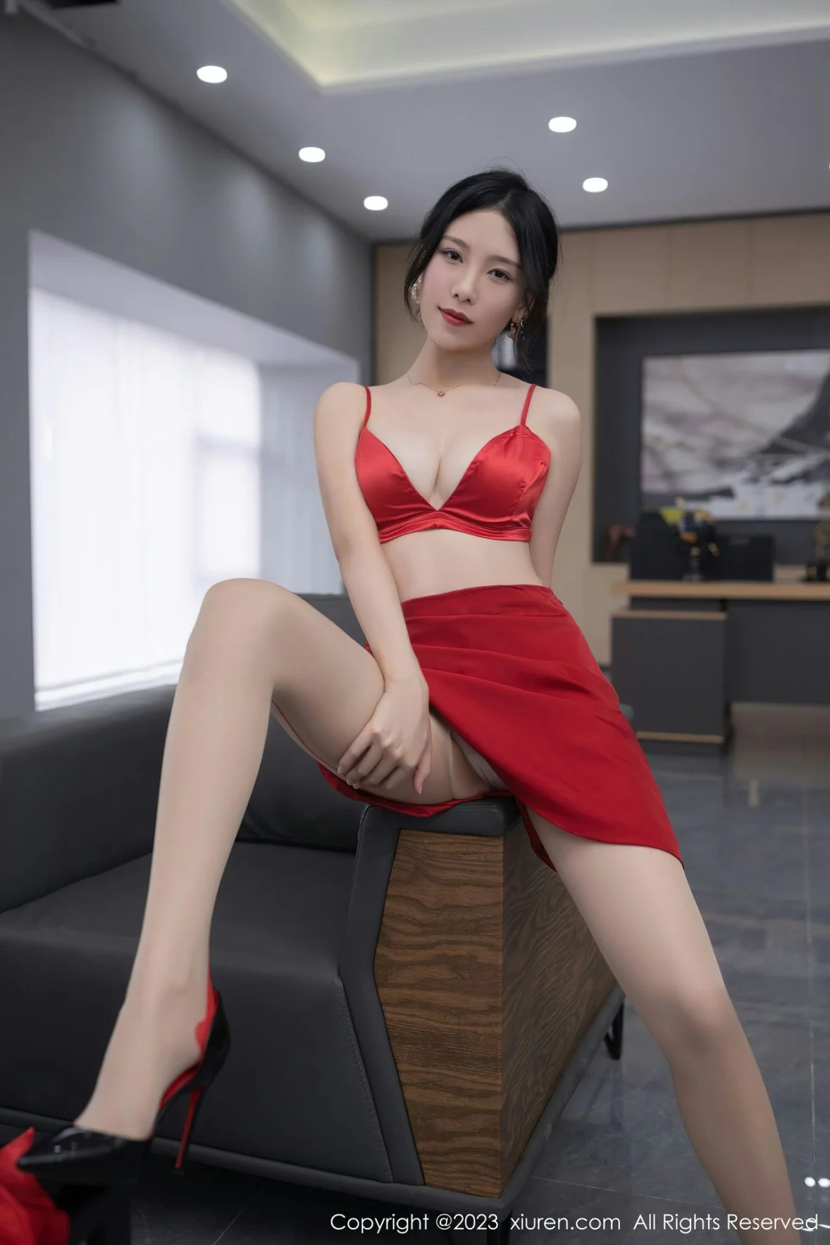 XiuRen第6189期_模特利世女老板角色红色薄透上衣配红短裙露红色内衣诱惑写真73P