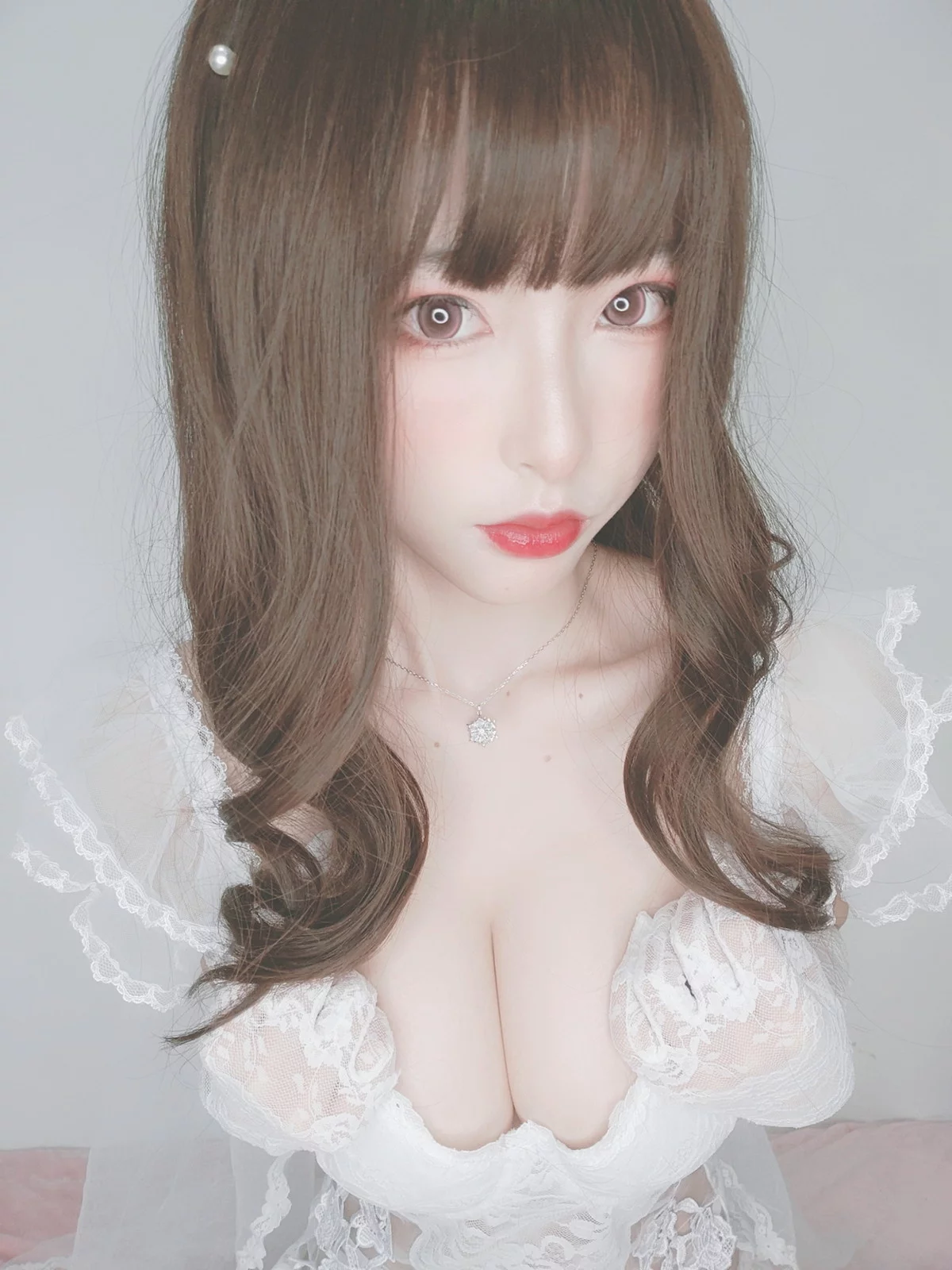 性感尤物清水由乃花嫁自拍主题性感白色低胸婚纱秀完美身材露豪乳诱惑写真44P