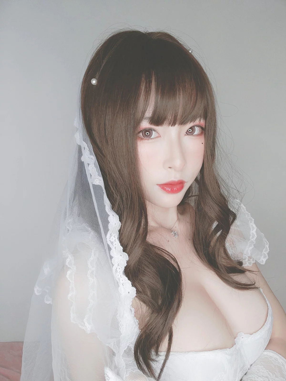 性感尤物清水由乃花嫁自拍主题性感白色低胸婚纱秀完美身材露豪乳诱惑写真44P