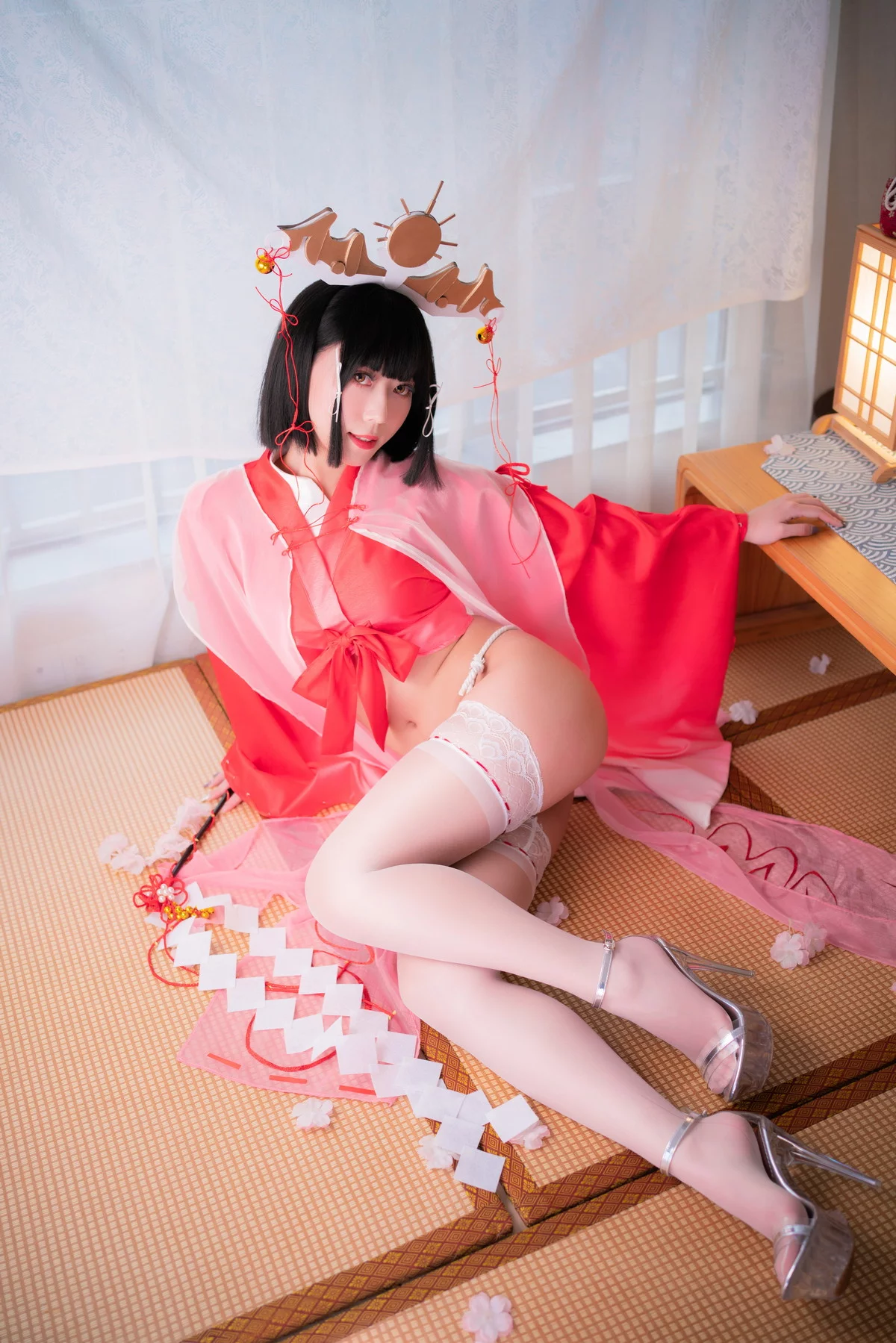 动漫博主Money冷冷辉夜巫女主题性感红色薄纱服饰配白色蕾丝袜秀美腿诱惑写真127P