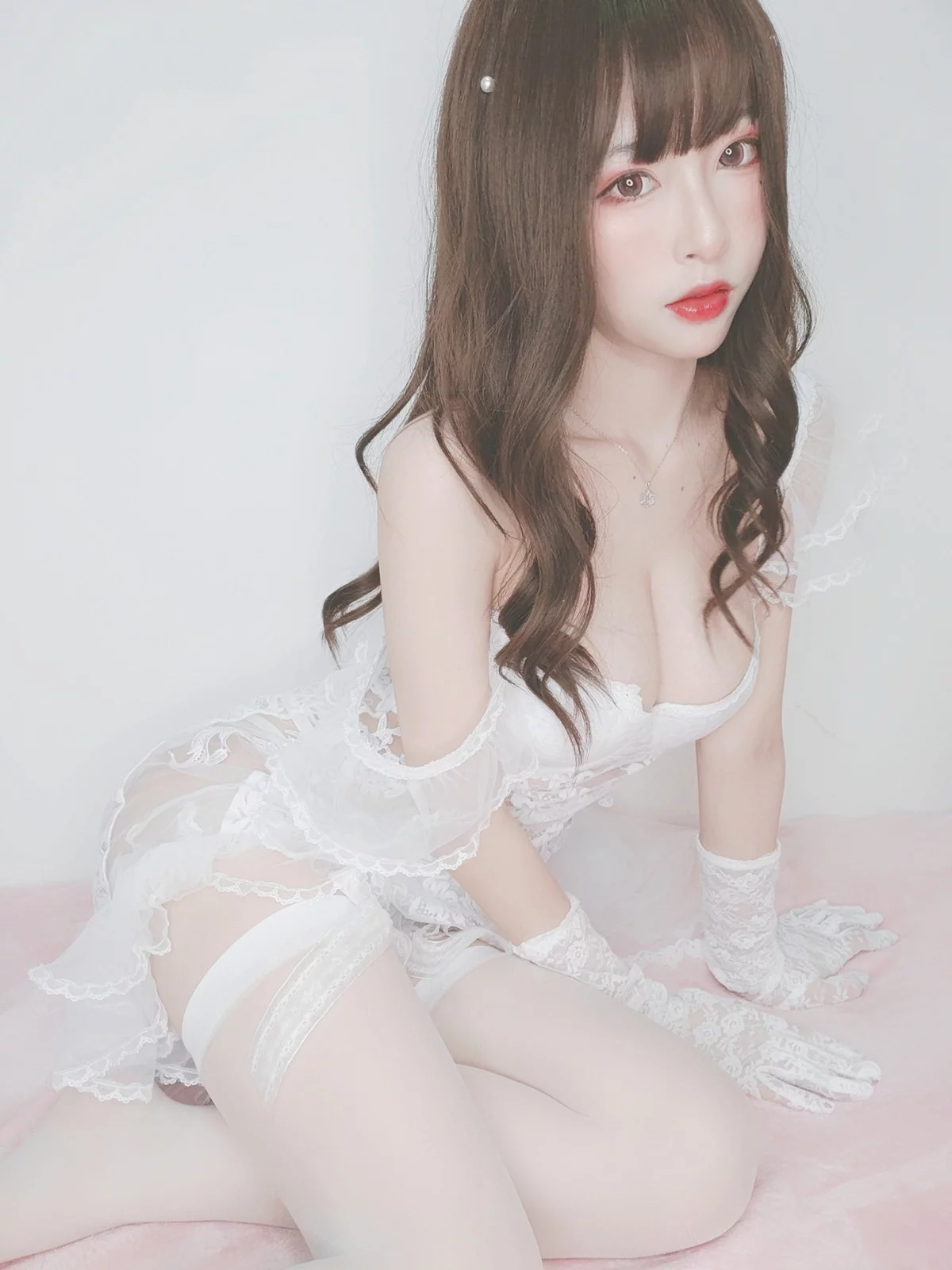 性感尤物清水由乃花嫁自拍主题性感白色低胸婚纱秀完美身材露豪乳诱惑写真44P