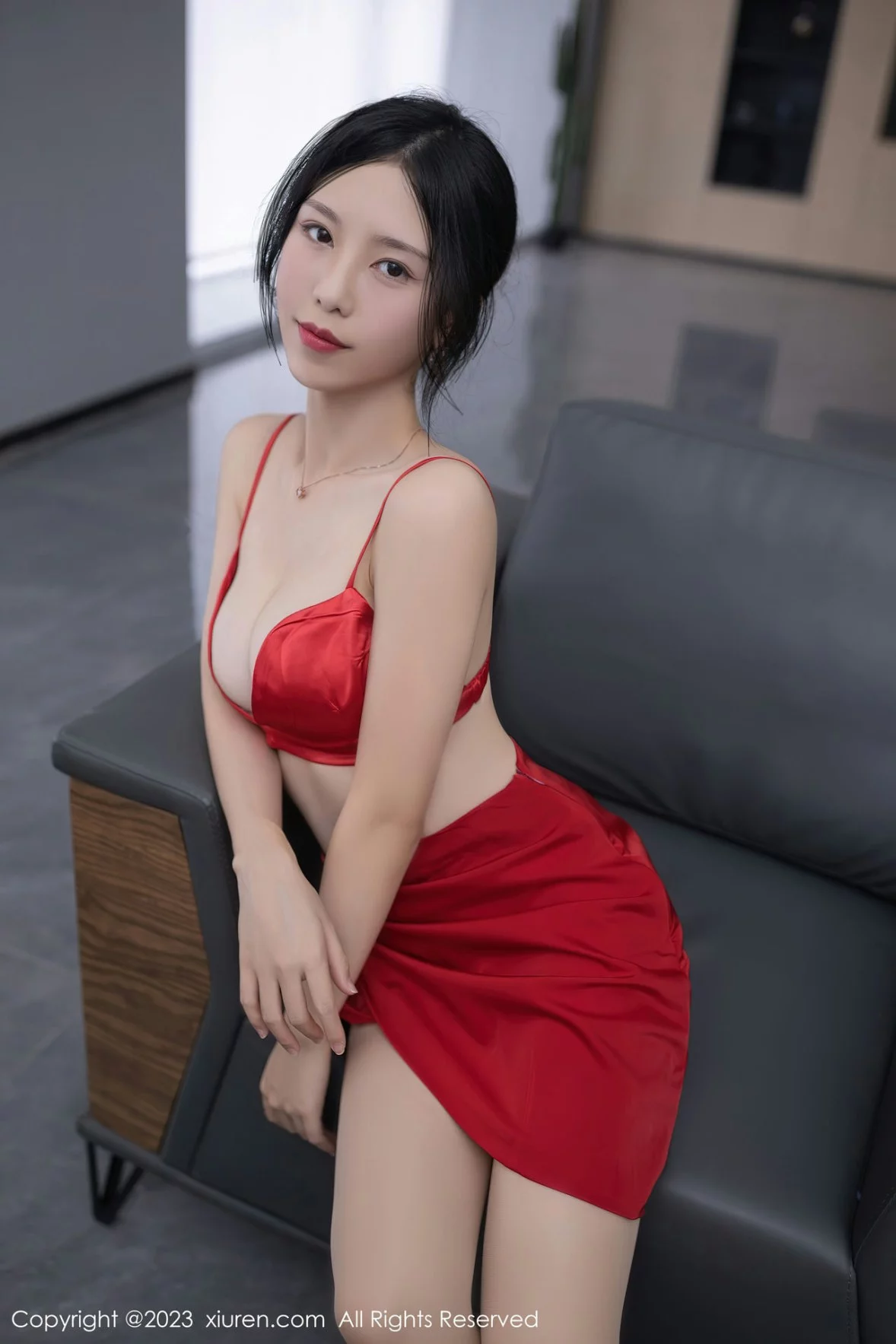 XiuRen第6189期_模特利世女老板角色红色薄透上衣配红短裙露红色内衣诱惑写真73P