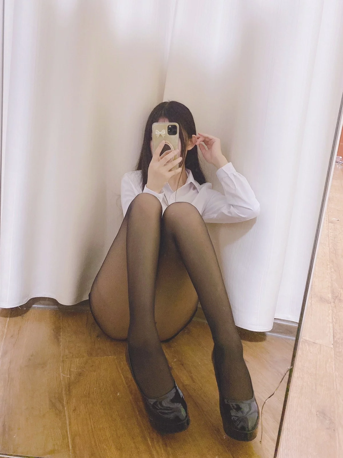 网络美女Coser衣衣OL制服主题性感白衬衫配黑色短裙露超薄黑丝迷人诱惑写真26P