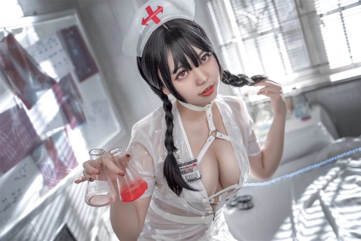 网络美女啊日日_Ganlory未来白色护士主题性感透明胶衣装秀丰满身材诱惑写真52P