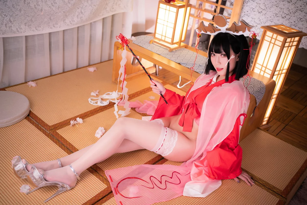 动漫博主Money冷冷辉夜巫女主题性感红色薄纱服饰配白色蕾丝袜秀美腿诱惑写真127P