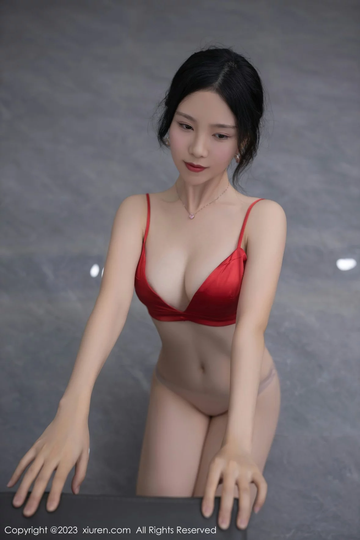 XiuRen第6189期_模特利世女老板角色红色薄透上衣配红短裙露红色内衣诱惑写真73P