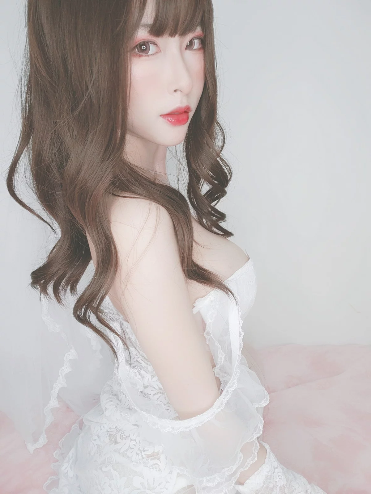 性感尤物清水由乃花嫁自拍主题性感白色低胸婚纱秀完美身材露豪乳诱惑写真44P