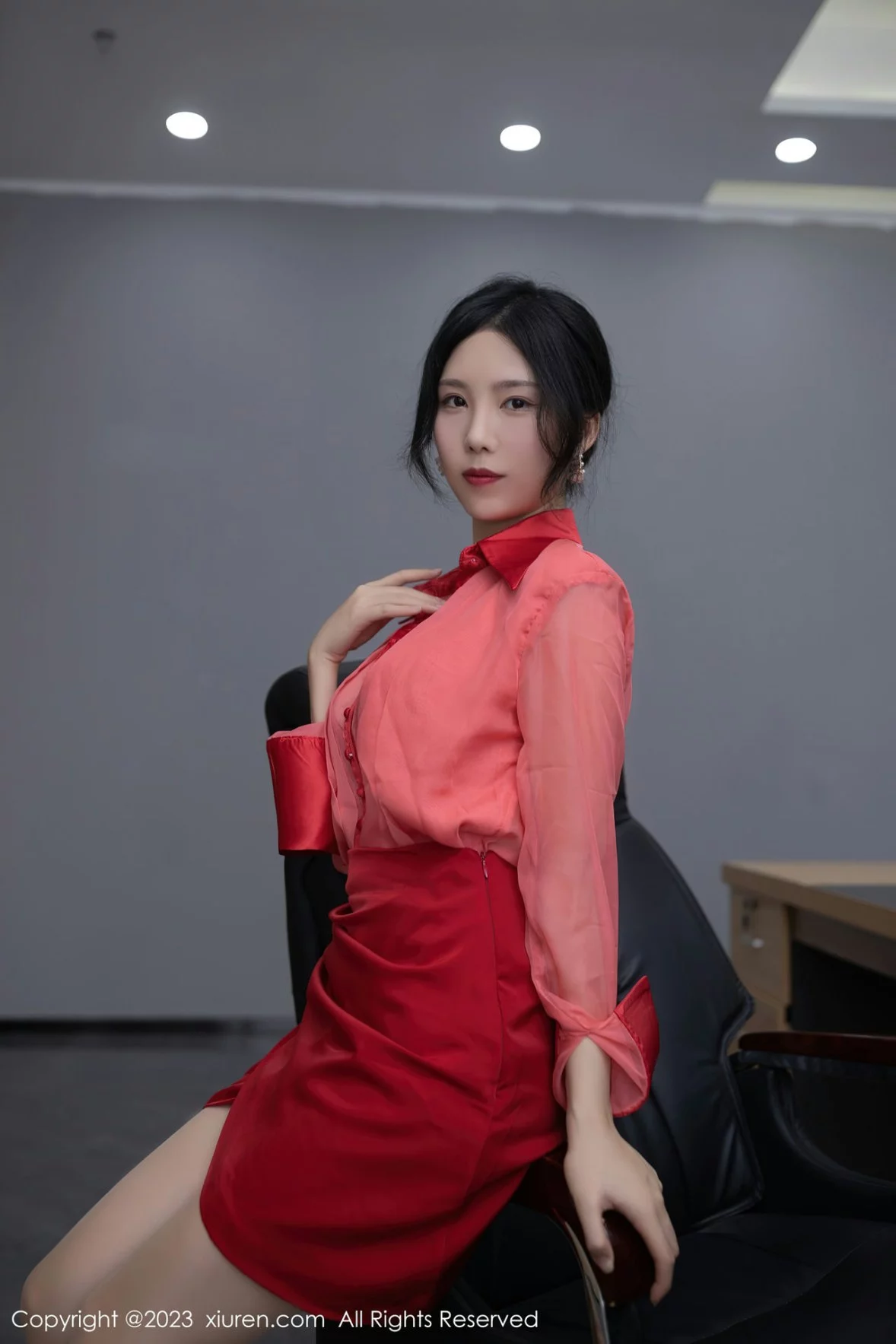 XiuRen第6189期_模特利世女老板角色红色薄透上衣配红短裙露红色内衣诱惑写真73P