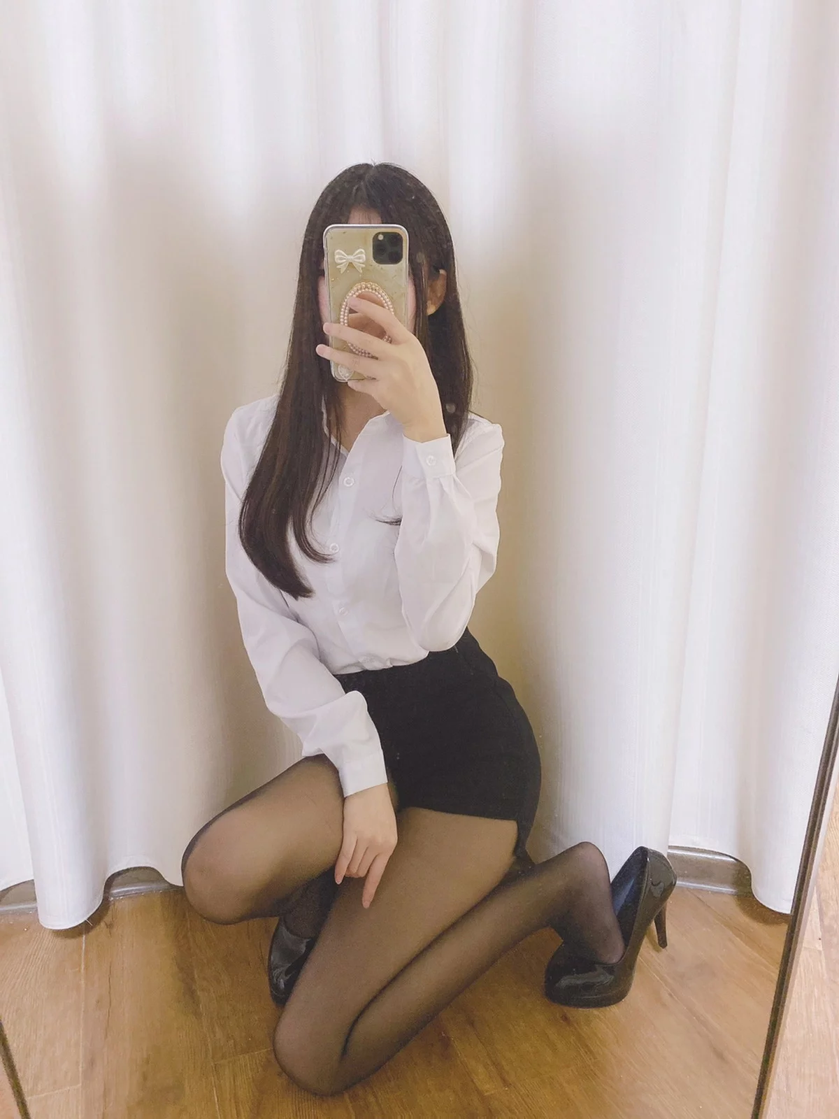 网络美女Coser衣衣OL制服主题性感白衬衫配黑色短裙露超薄黑丝迷人诱惑写真26P