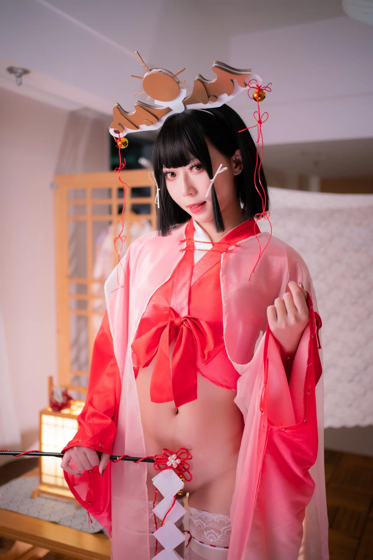 动漫博主Money冷冷辉夜巫女主题性感红色薄纱服饰配白色蕾丝袜秀美腿诱惑写真127P
