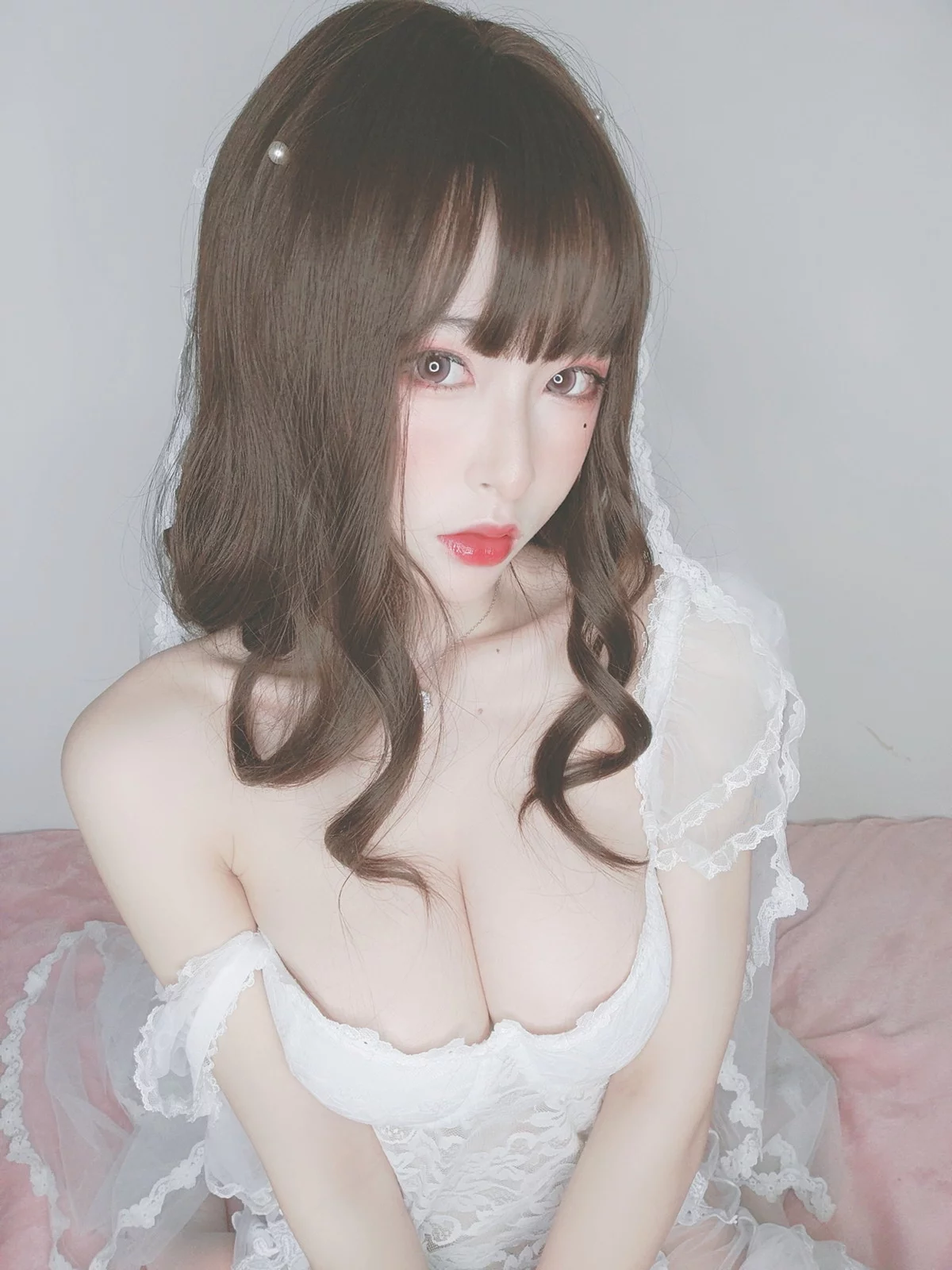 性感尤物清水由乃花嫁自拍主题性感白色低胸婚纱秀完美身材露豪乳诱惑写真44P