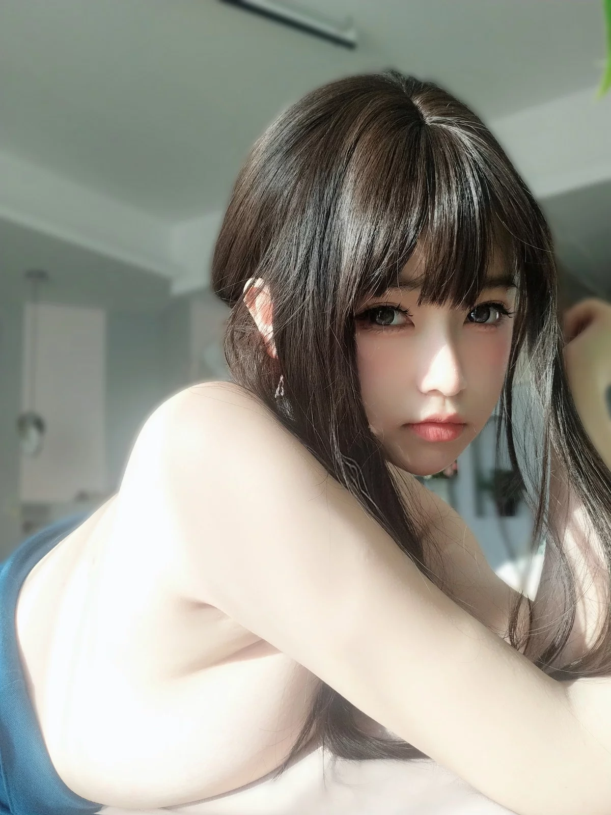 Coser妹子女主K乘凉的姐姐主题私房性感蓝色低胸吊带裙秀傲人豪乳诱惑写真92P