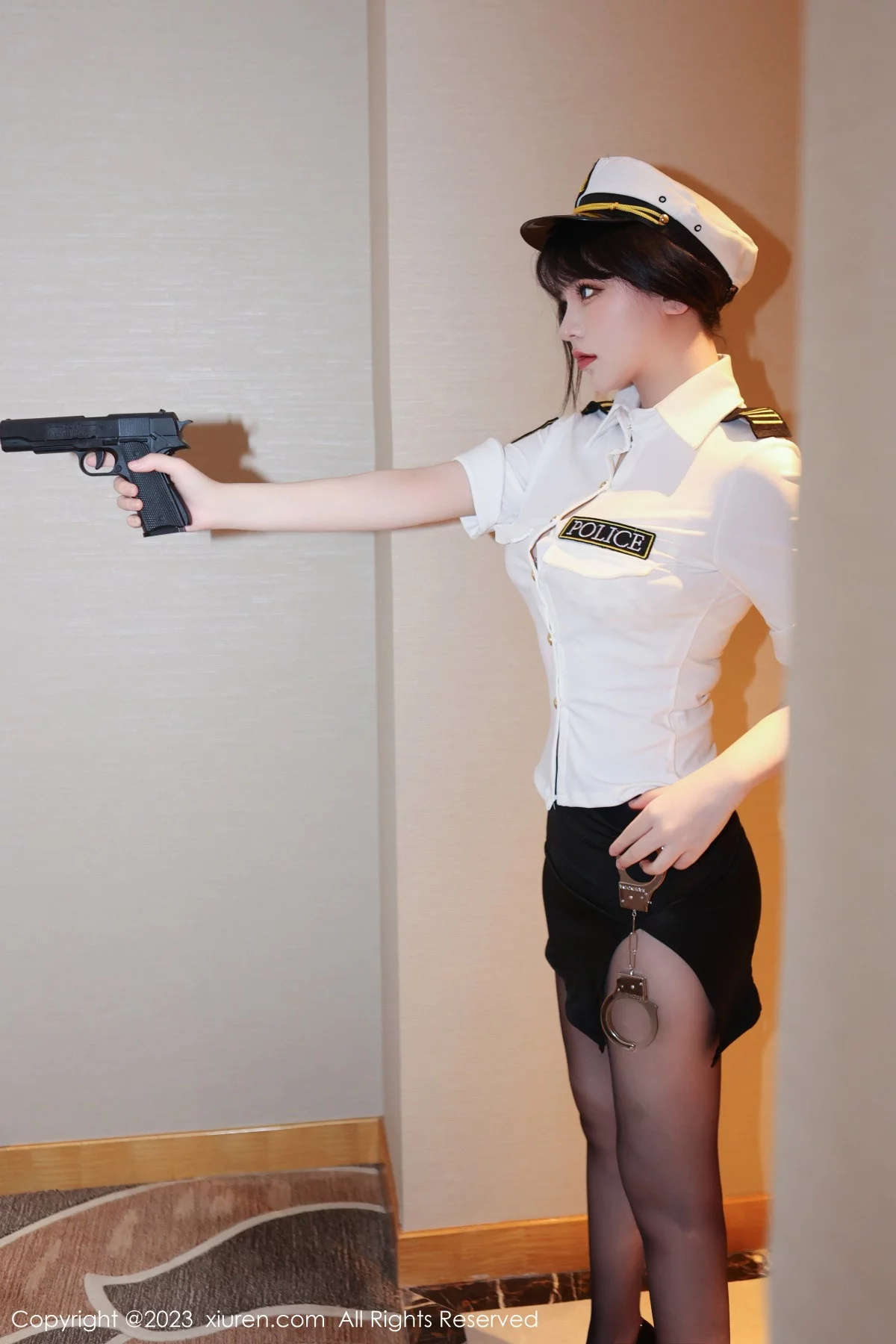 XiuRen第6328期_模特桃桃子情趣警察制服露淡黄色蕾丝内衣秀曼妙身姿诱惑写真92P