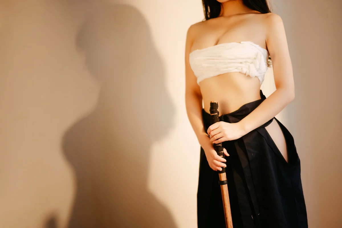 网络美女汪知子最后的武士主题性感黑色美女武士服半脱露白色内衣撩人诱惑写真40P