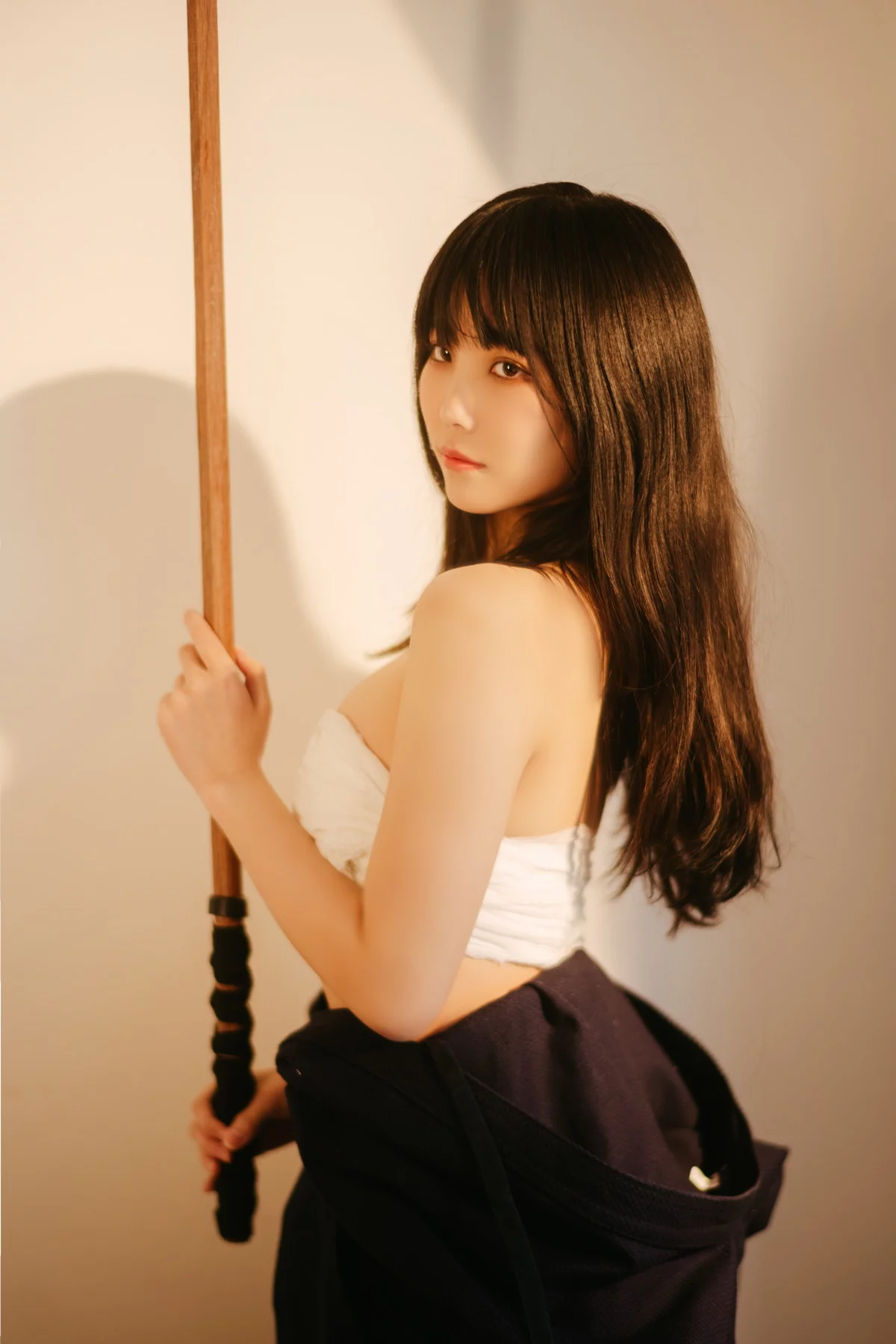 网络美女汪知子最后的武士主题性感黑色美女武士服半脱露白色内衣撩人诱惑写真40P