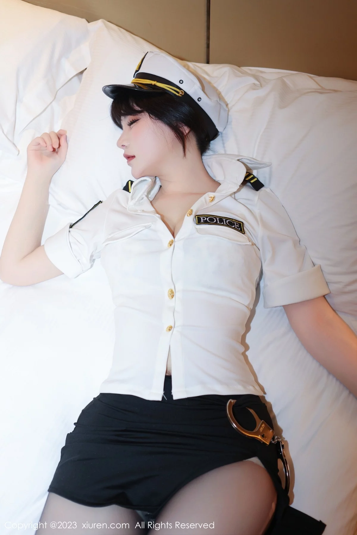 XiuRen第6328期_模特桃桃子情趣警察制服露淡黄色蕾丝内衣秀曼妙身姿诱惑写真92P