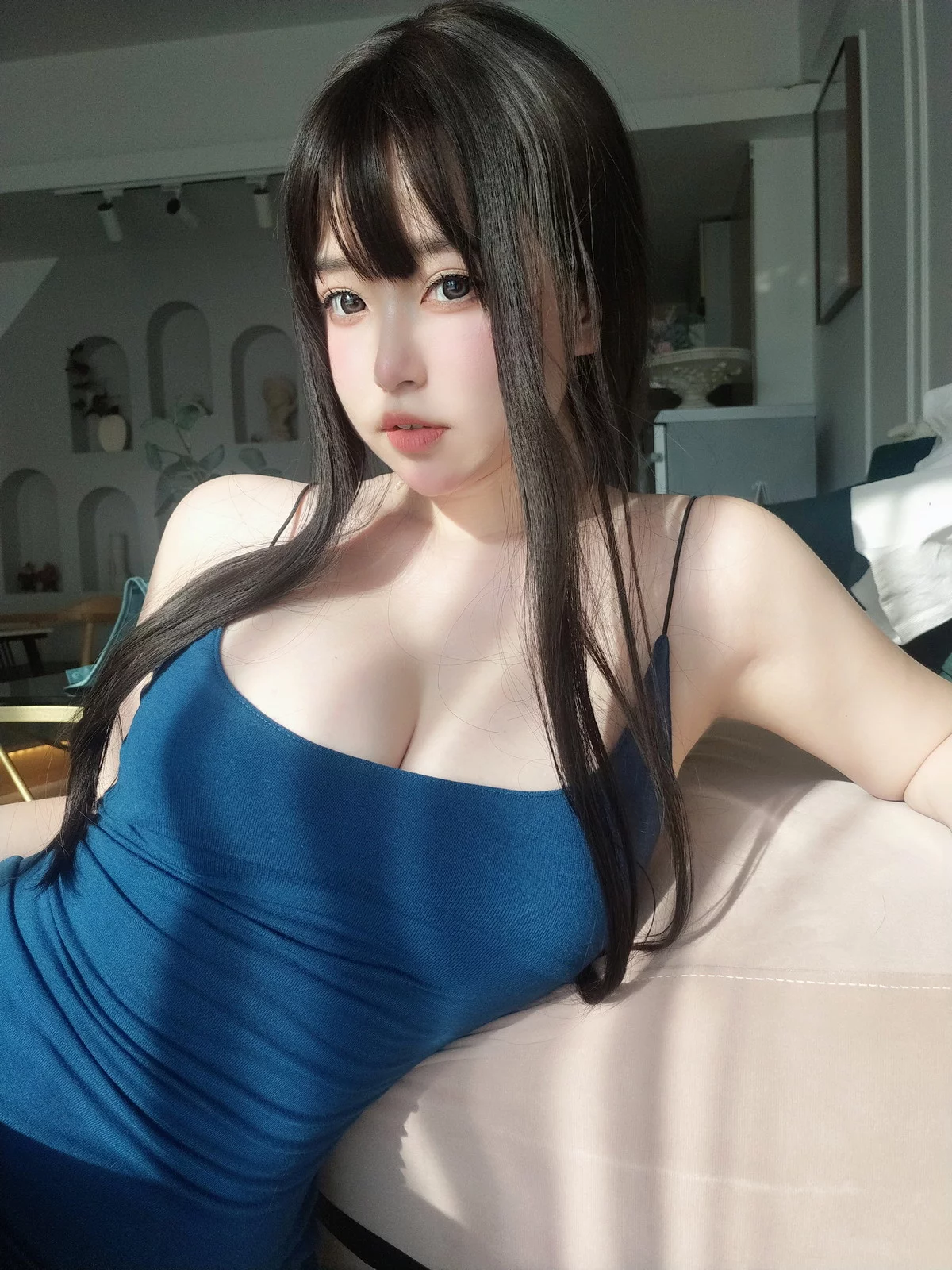 Coser妹子女主K乘凉的姐姐主题私房性感蓝色低胸吊带裙秀傲人豪乳诱惑写真92P