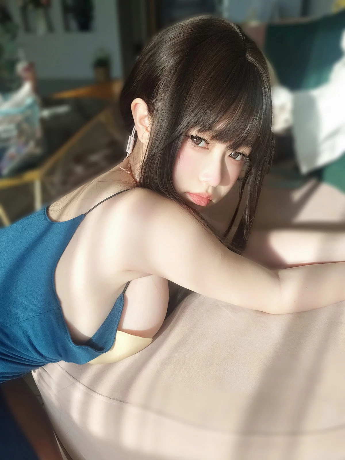 Coser妹子女主K乘凉的姐姐主题私房性感蓝色低胸吊带裙秀傲人豪乳诱惑写真92P