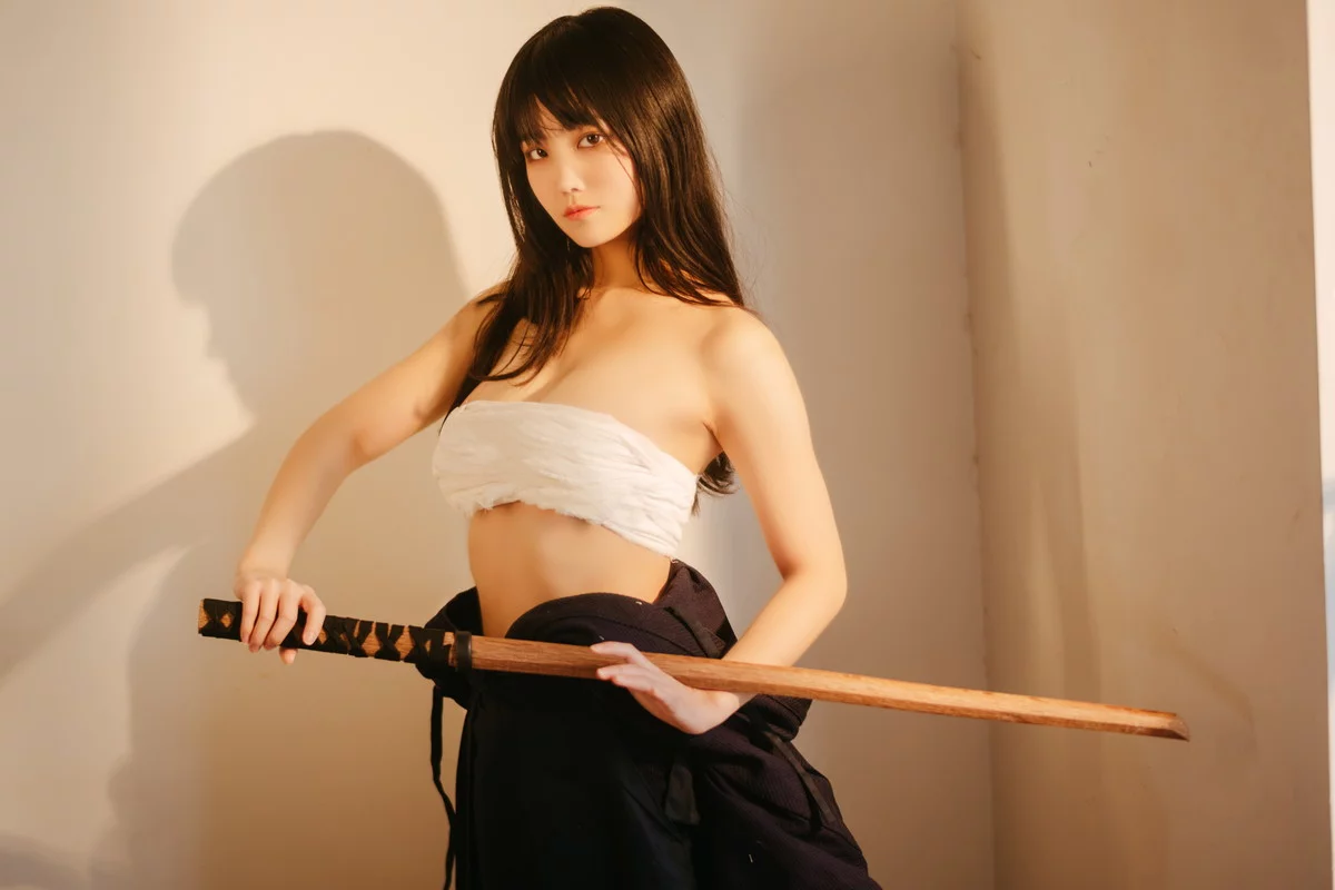 网络美女汪知子最后的武士主题性感黑色美女武士服半脱露白色内衣撩人诱惑写真40P