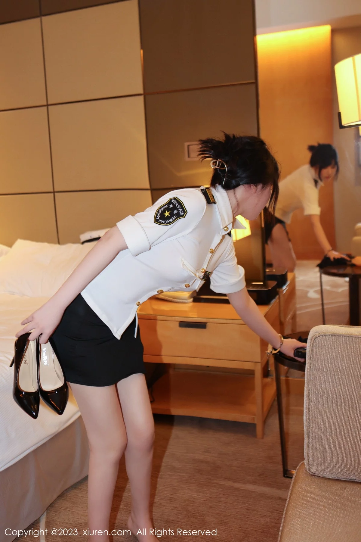 XiuRen第6328期_模特桃桃子情趣警察制服露淡黄色蕾丝内衣秀曼妙身姿诱惑写真92P