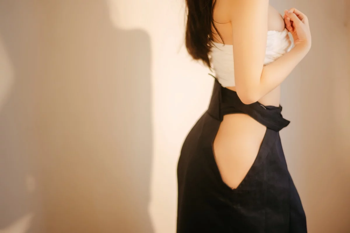 网络美女汪知子最后的武士主题性感黑色美女武士服半脱露白色内衣撩人诱惑写真40P