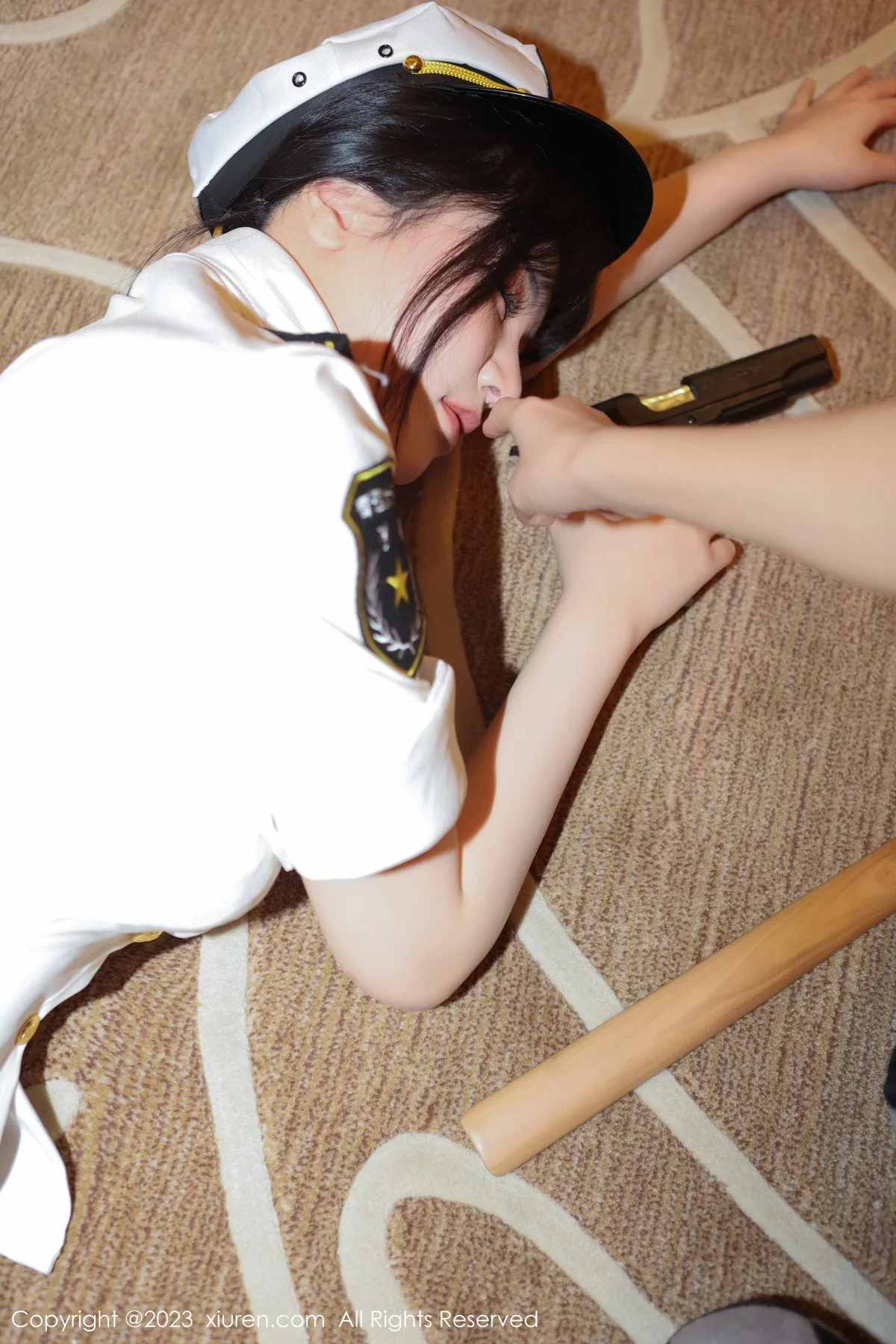 XiuRen第6328期_模特桃桃子情趣警察制服露淡黄色蕾丝内衣秀曼妙身姿诱惑写真92P