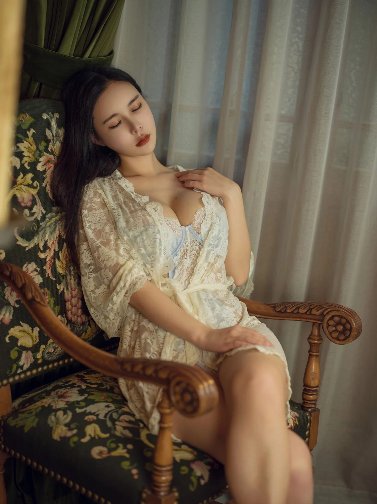 动漫博主亚马逊鲶鱼独居太太主题性感蓝色蕾丝连体内衣秀豪乳翘臀诱惑写真95P