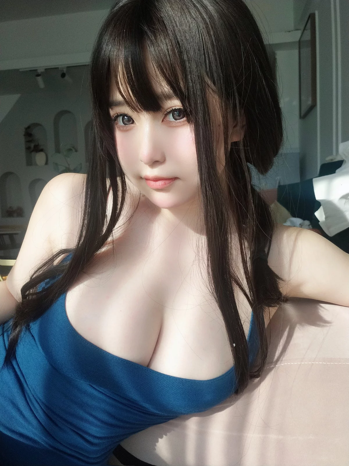 Coser妹子女主K乘凉的姐姐主题私房性感蓝色低胸吊带裙秀傲人豪乳诱惑写真92P