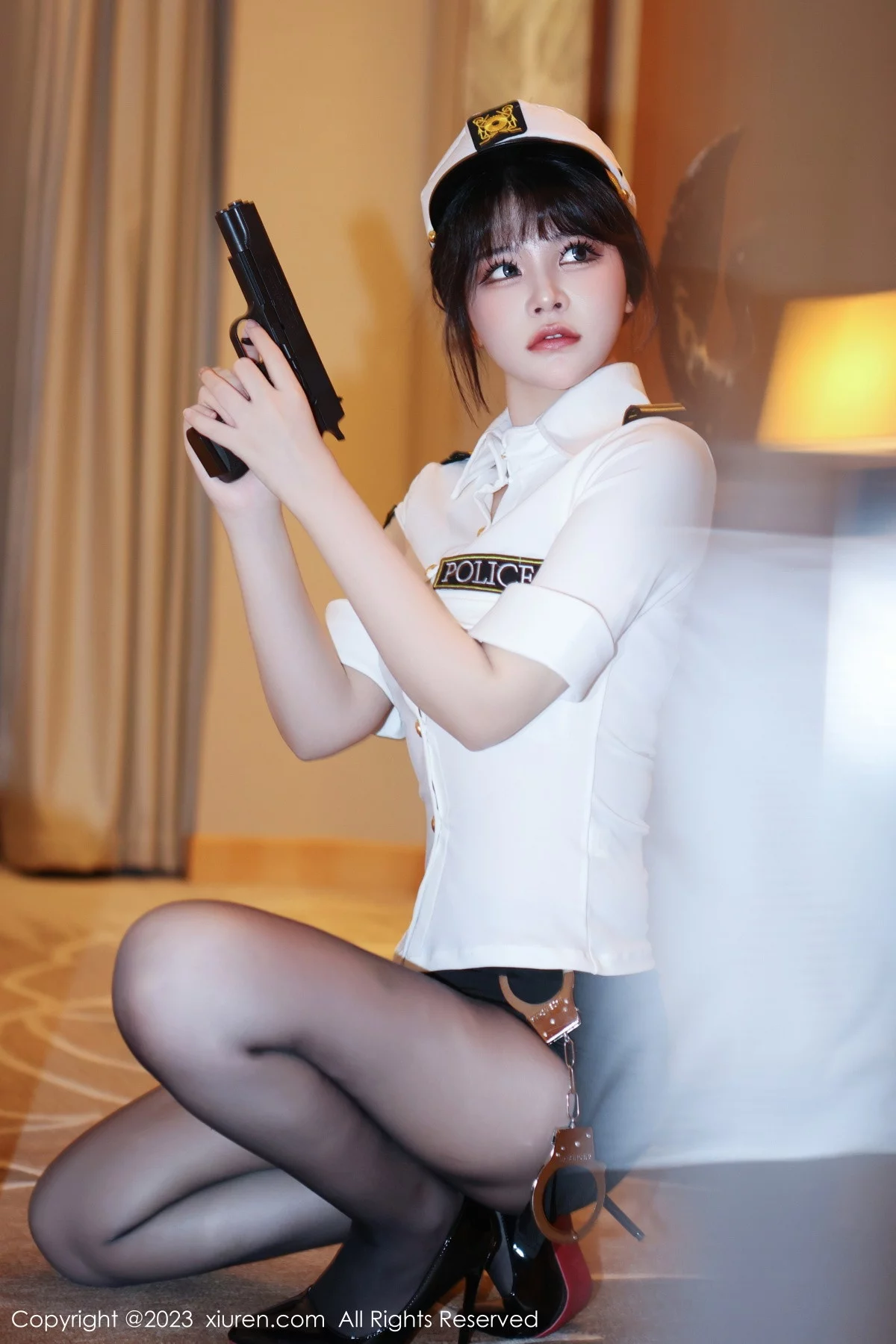 XiuRen第6328期_模特桃桃子情趣警察制服露淡黄色蕾丝内衣秀曼妙身姿诱惑写真92P