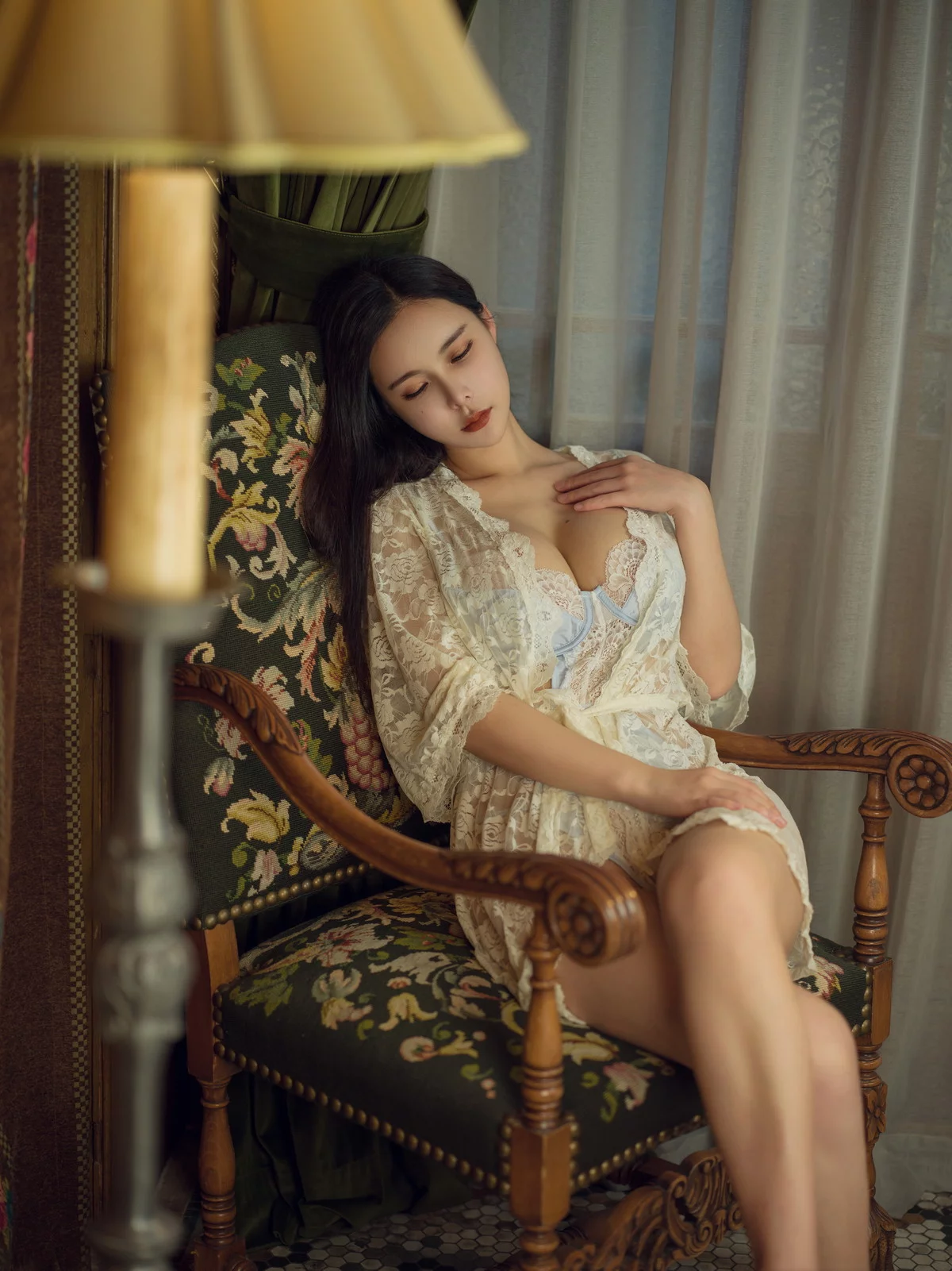 动漫博主亚马逊鲶鱼独居太太主题性感蓝色蕾丝连体内衣秀豪乳翘臀诱惑写真95P