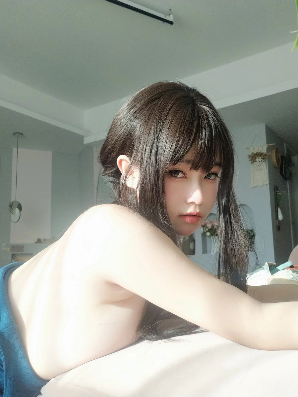 Coser妹子女主K乘凉的姐姐主题私房性感蓝色低胸吊带裙秀傲人豪乳诱惑写真92P