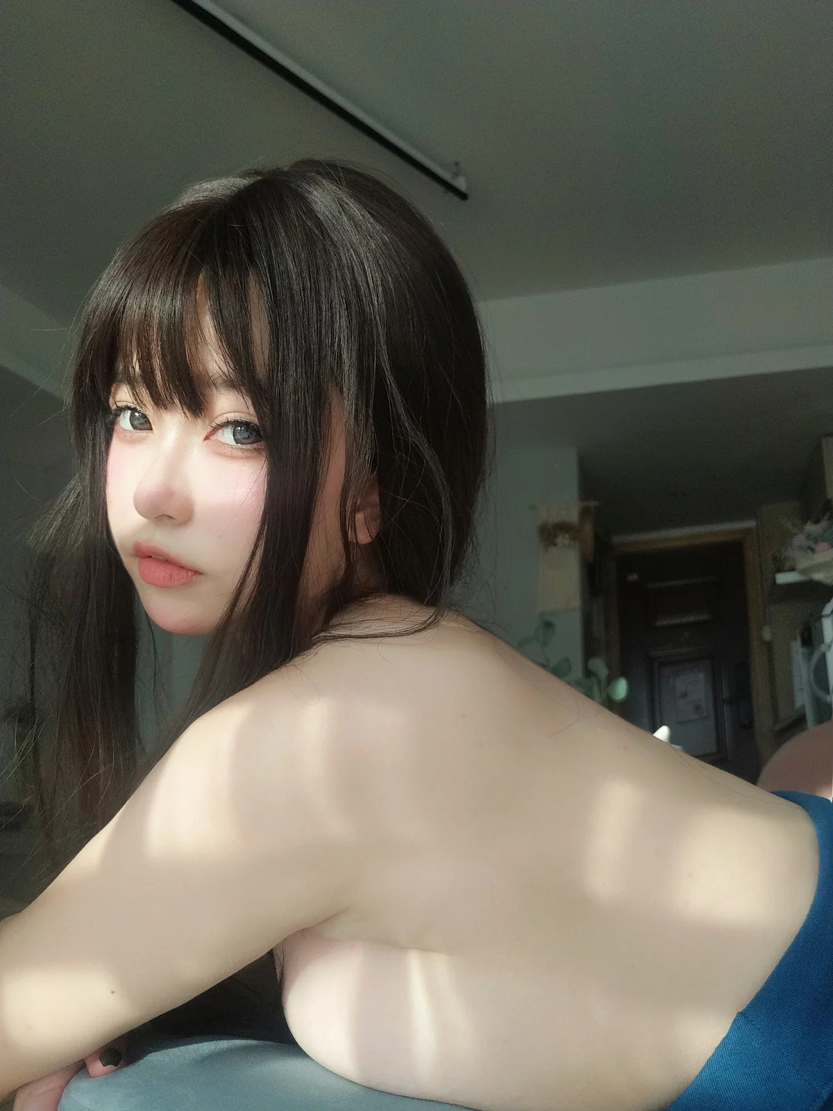 Coser妹子女主K乘凉的姐姐主题私房性感蓝色低胸吊带裙秀傲人豪乳诱惑写真92P