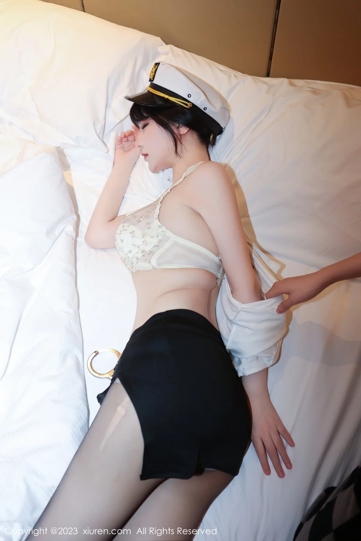 XiuRen第6328期_模特桃桃子情趣警察制服露淡黄色蕾丝内衣秀曼妙身姿诱惑写真92P