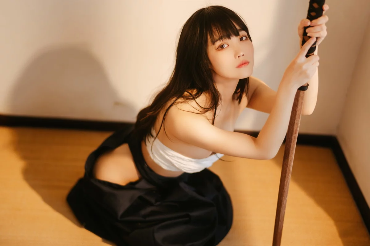 网络美女汪知子最后的武士主题性感黑色美女武士服半脱露白色内衣撩人诱惑写真40P