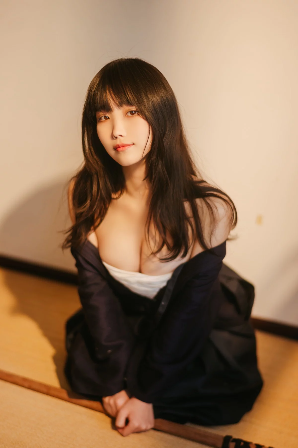 网络美女汪知子最后的武士主题性感黑色美女武士服半脱露白色内衣撩人诱惑写真40P