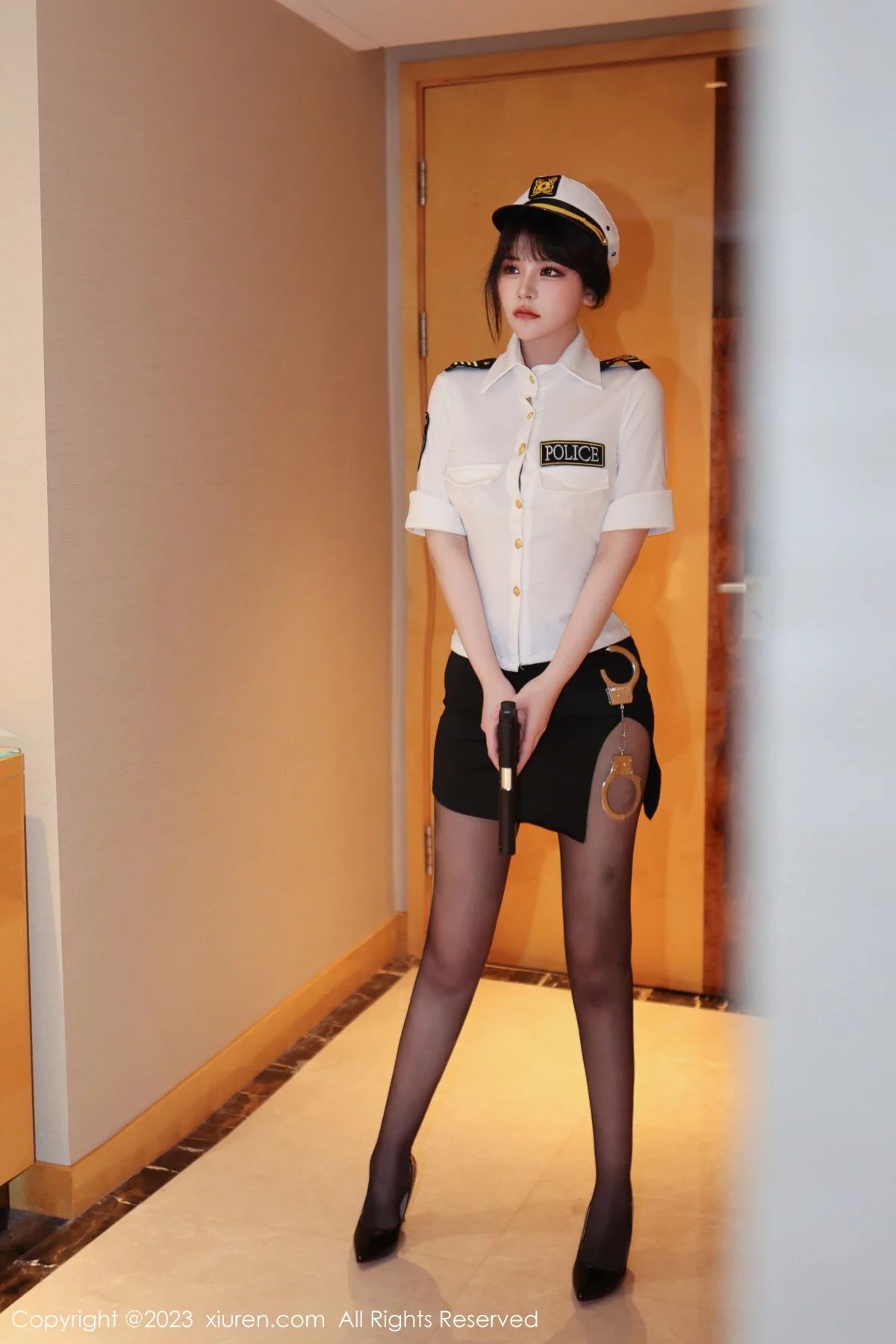 XiuRen第6328期_模特桃桃子情趣警察制服露淡黄色蕾丝内衣秀曼妙身姿诱惑写真92P