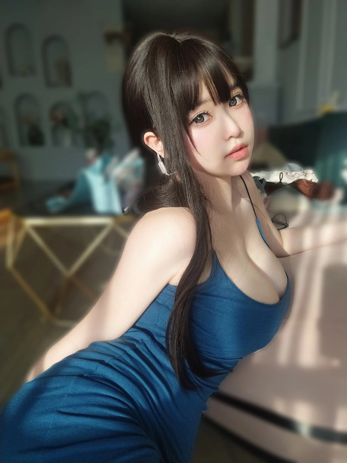 Coser妹子女主K乘凉的姐姐主题私房性感蓝色低胸吊带裙秀傲人豪乳诱惑写真92P