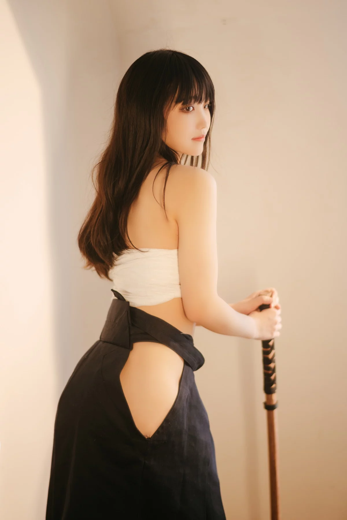 网络美女汪知子最后的武士主题性感黑色美女武士服半脱露白色内衣撩人诱惑写真40P