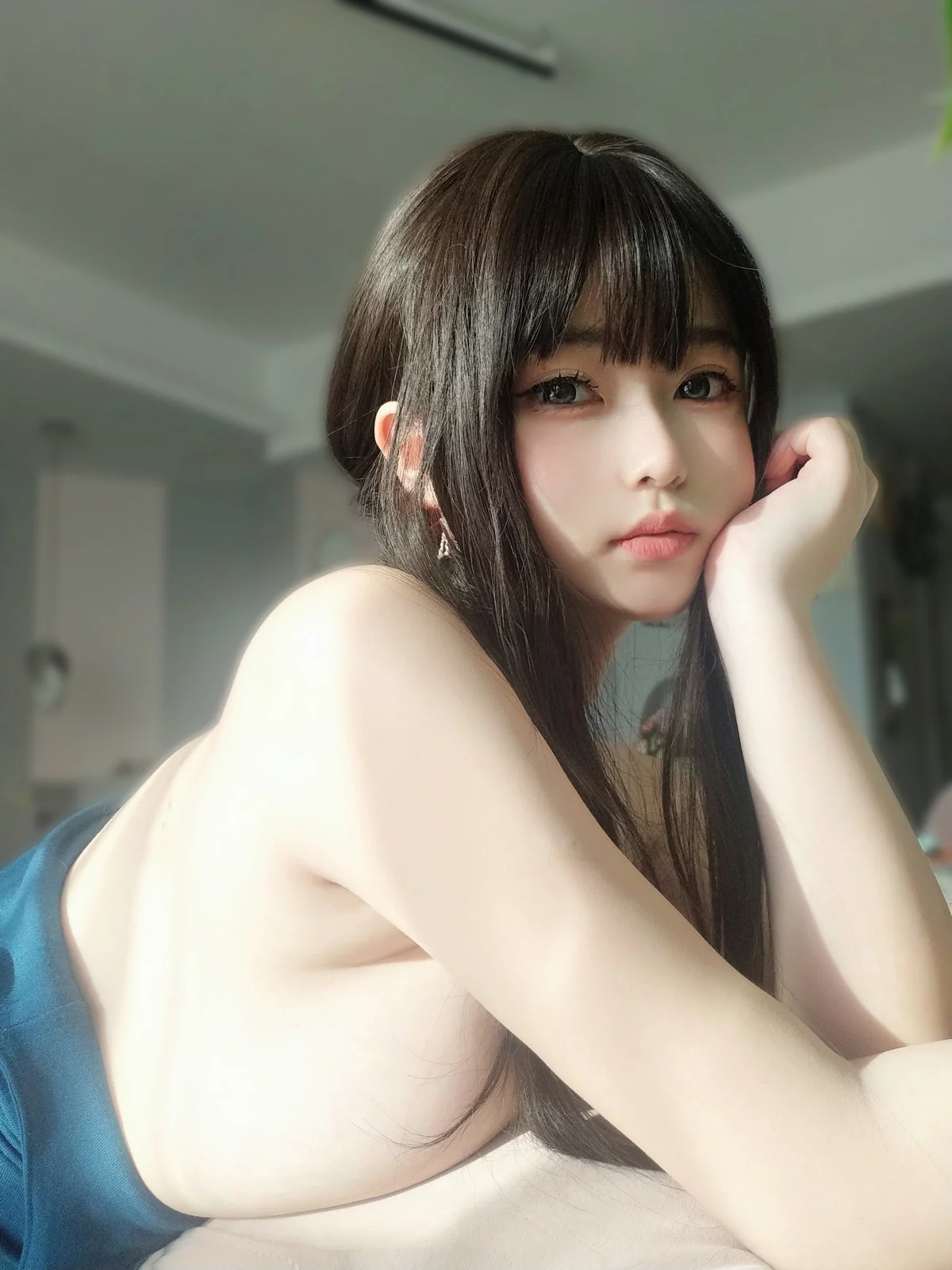 Coser妹子女主K乘凉的姐姐主题私房性感蓝色低胸吊带裙秀傲人豪乳诱惑写真92P