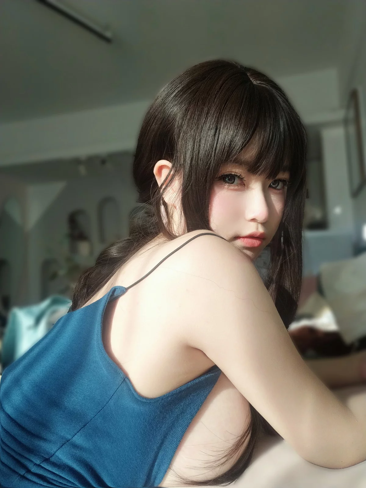 Coser妹子女主K乘凉的姐姐主题私房性感蓝色低胸吊带裙秀傲人豪乳诱惑写真92P