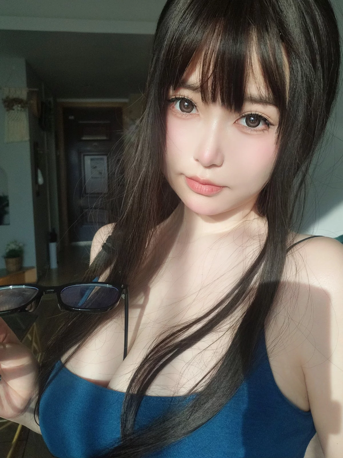 Coser妹子女主K乘凉的姐姐主题私房性感蓝色低胸吊带裙秀傲人豪乳诱惑写真92P