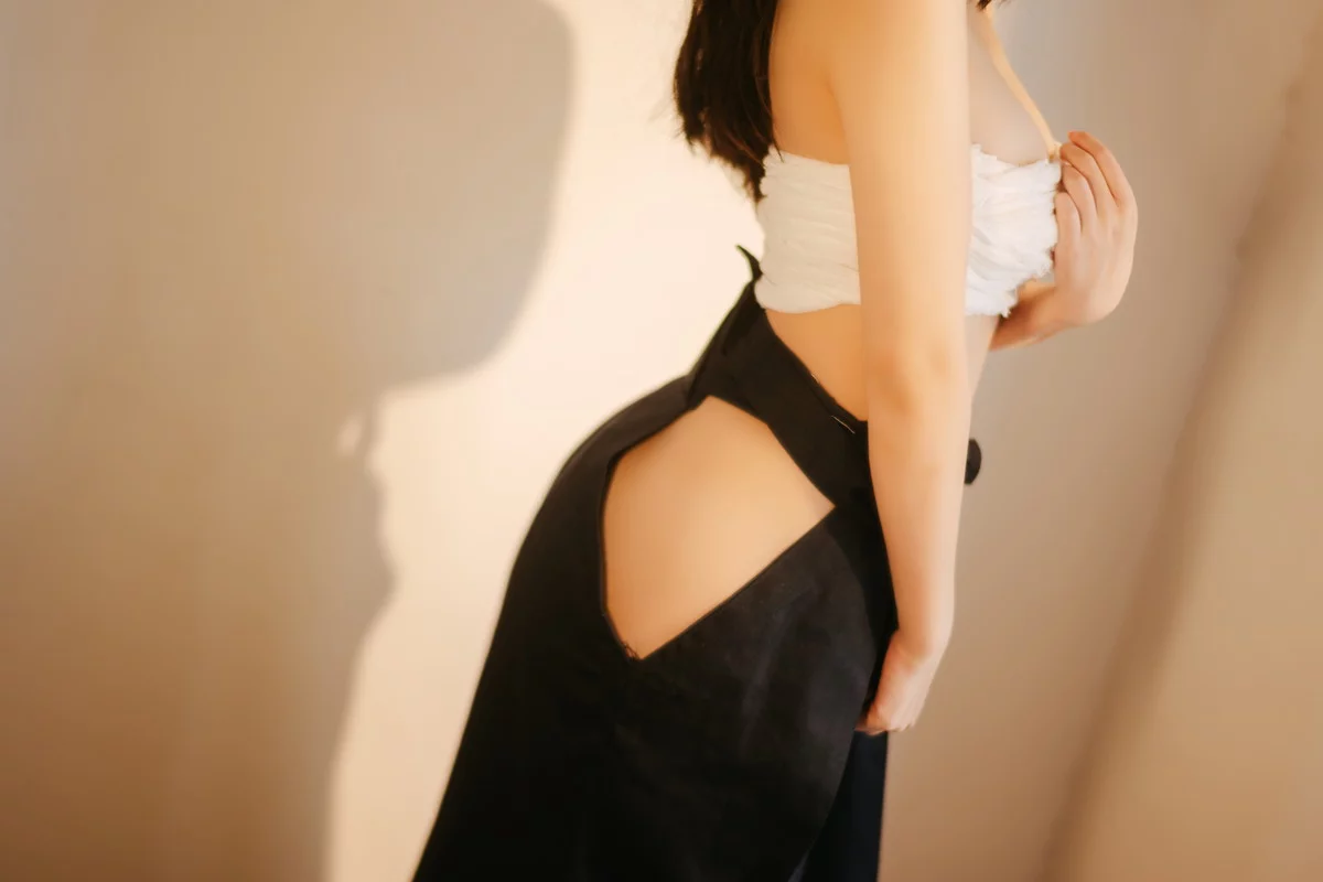 网络美女汪知子最后的武士主题性感黑色美女武士服半脱露白色内衣撩人诱惑写真40P